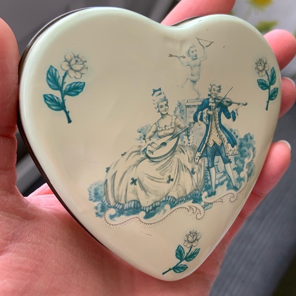 Vintage Heart Metal Tin made in England / Small Vintage Tin / Heart Keepsake Tin - Picture 14 of 16